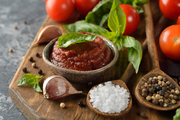 Tomato sauce with basil