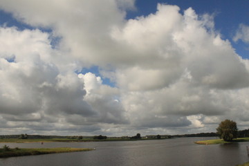 Weiter Blick vom Elbdeich in Wittenberge über Hafen und Fluss