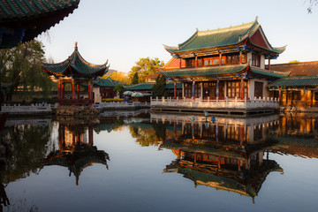 Naklejka premium Beautiful pavilions reflecting in clear water in Chinese park