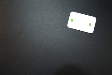 Schiefertafel mit angeheftetem leerem Notizzettel