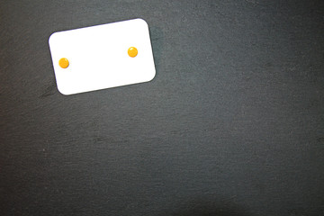 Schiefertafel mit angeheftetem leerem Notizzettel