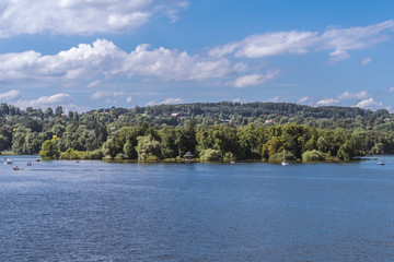 Fototapeta na wymiar Blick auf die Roseninsel im Starnberger See in Bayern