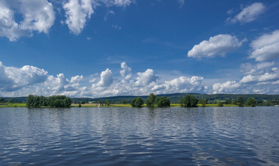 See und Himmel mit Wolken. Wunderschön, wie sich die Landschaft im Wasser spiegelt