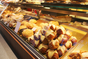 Bäckereitheke mit Brötchen, Kuchen und Torten