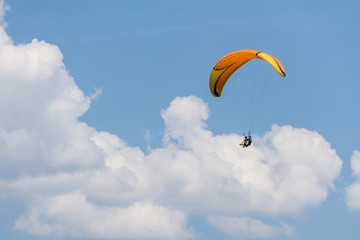 Paraglider / Gleitschirm in der Luft vor Wolken Tandemflug