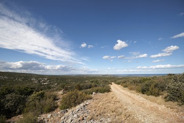 chemin dans les Corbières maritimes