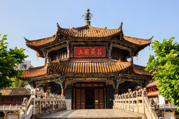 Naklejka premium Traditional Chinese architecture in a Buddhist temple