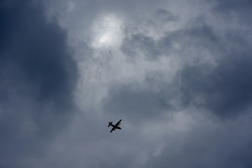 空と雲「空想・雲のモンスター（隠れた太陽に代わり、加護をするモンスターが現れはじめたイメージなど）」どんなときでも未来を保障する、人生を守る、ご加護がある、不吉な兆候にも、決して負けない精神力、暗雲が立ち込めるが心配はいらない、安全保障、躍進、未来へなどのイメージ