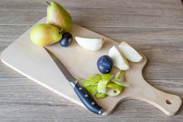 Deska z owocami i nożem