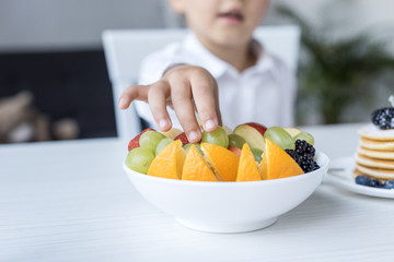 child eating fruits