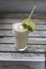 バナナとレモンのスムージー