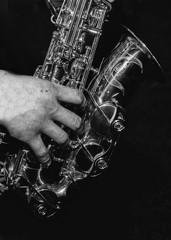 Obraz premium the man's hand in a shiny, beautiful saksafonu