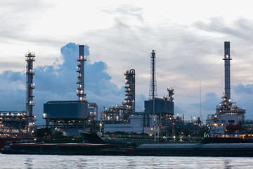 Obraz na płótnie Canvas oil and gas refinery with morning light