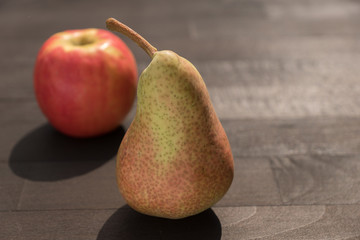Apfel und Birne auf Holztisch