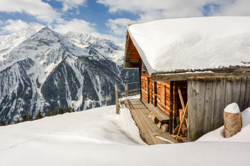 verschneite Schih&uuml;tte in den tiroler Alpen