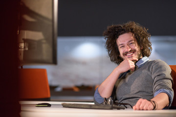 Obraz na płótnie Canvas man working on computer in dark startup office