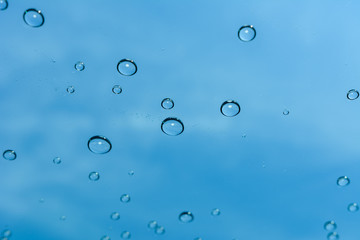 Wassertropfen auf blauem Hintergrund
