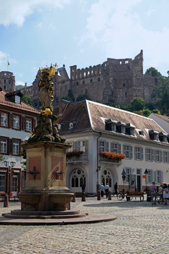 Brunnen mir Kornmarktmadonna in Heidelberg