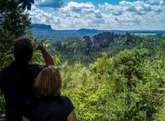 Touristen Blicken auf das Elbsandsteingebirge
