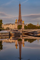 Fototapeta na wymiar Reflet de la tour Eiffel