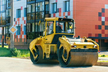Obraz premium Road roller working at road construction site in the city