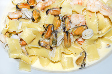 Meeresfrüchte auf Bandnudeln