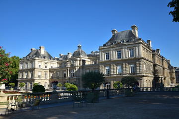 Obraz premium Palais du Luxembourg en été à Paris, France