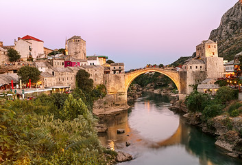 Oude brug in het hart van de oude stad van Mostar op het gouden uur, Bosnië en Herzegovina.