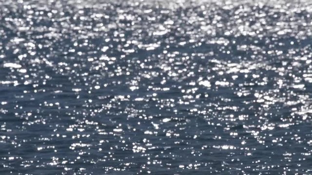 Wasseroberfl&auml;che spiegelt Licht