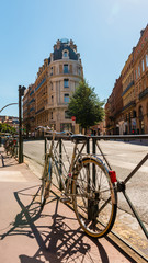 Vélo dans une rue de Metz à Toulouse, en Haute-Garonne, en Occitanie, France
