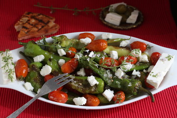 Gemüseplatte mit Paprika, Tomaten, Thymian und meersalz