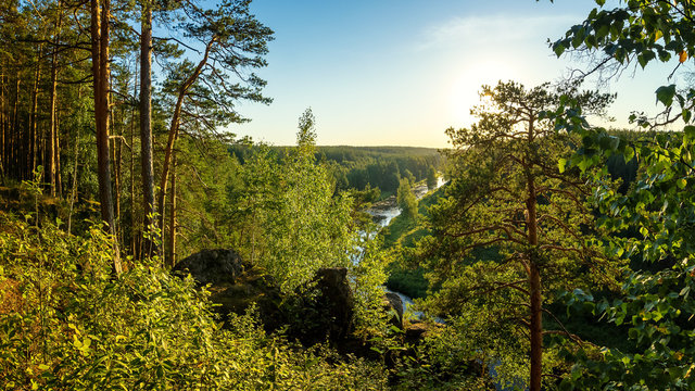 лесной пейзаж с рекой и скалистым берегом, Россия, Урал