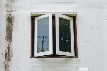 Obraz na płótnie Canvas old white window on white old ancient building