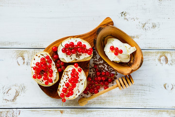 Crostinis with red currants