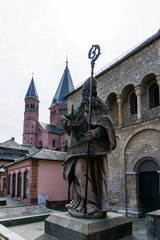 St. Bonifatius  Statue vor dem Mainzer Dom