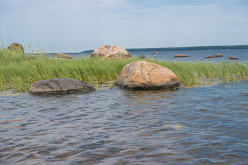 Kamienisty brzeg morza © Jacek