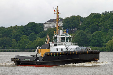 Hafenschlepper in Fahrt