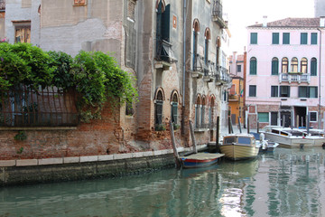 Fototapeta na wymiar Old house and boats in Venice