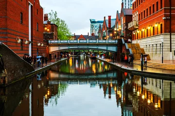 Fototapete Stadt am Wasser Passanten am berühmten Kanal von Birmingham in Großbritannien