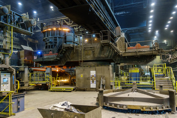 Drehturm mit Stahlpfanne in einem Stahlwerk © mmuenzl