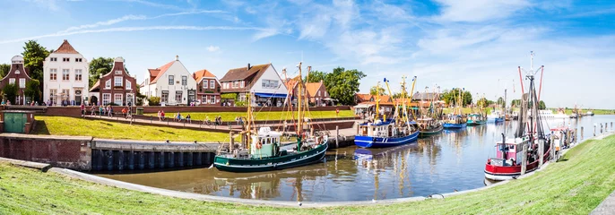 Foto op Canvas Panorama  Haven met vissersboten in Greetsiel, Noordzee, Duitsland © matho