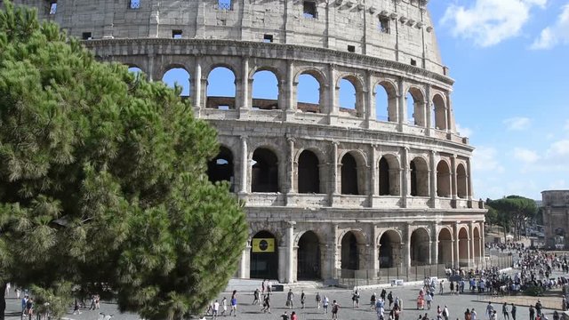 Colosseo d'estate con turisti che camminano , Roma , Italia 