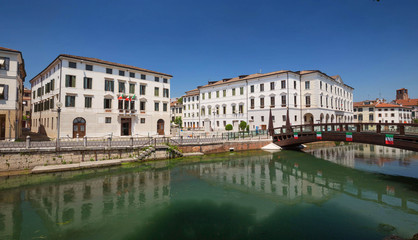 Fototapeta na wymiar Treviso / Waterfront view of the historical architecture and river canal
