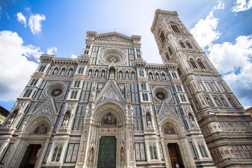 Fototapeta premium The Basilica di Santa Maria del Fiore and bell tower in Florence, Italy