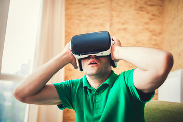 Man uses the oculus