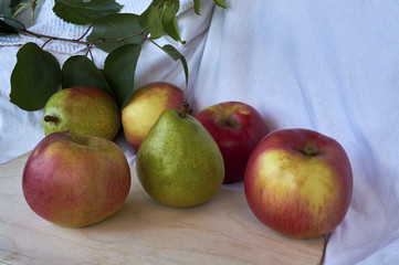 Pears and apples on a cutting board
