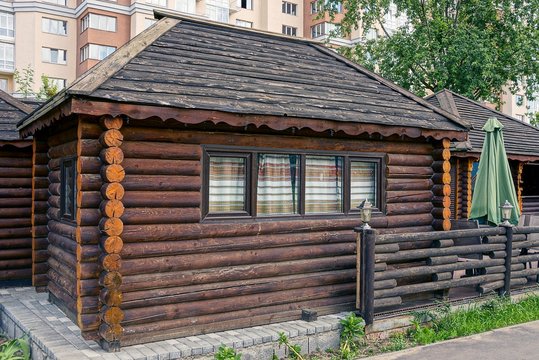 коричневый деревянный сельский домик из деревянных брёвен 