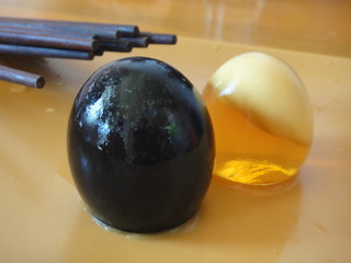 oeufs noir et jaune