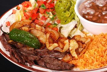 Bistec encebollado, beans and guacamole