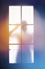 silhouette regard porte lumière fenêtre observer mystère mystérieux soupçon inquiétant psychologie angoisse peur choc